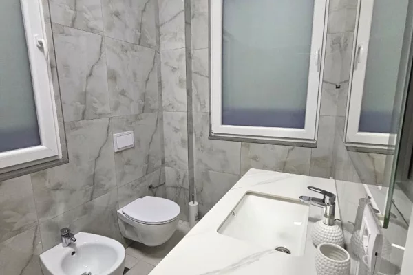 Shtepi me qera Vila Luksoze ne Tirane, 4+1, Mobilimi E mobiluar, Pagesa 2,500  Euro.