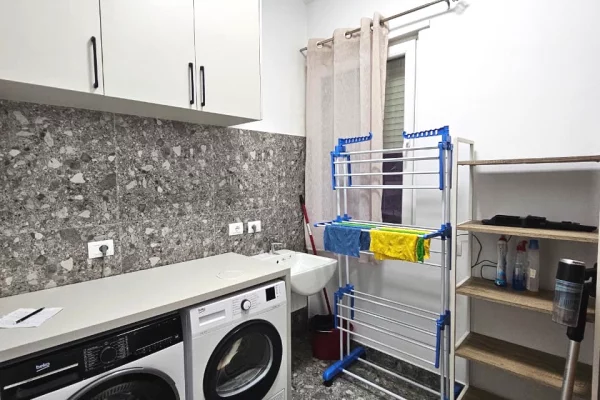 Shtepi me qera Vila Luksoze ne Tirane, 4+1, Mobilimi E mobiluar, Pagesa 2,500  Euro.