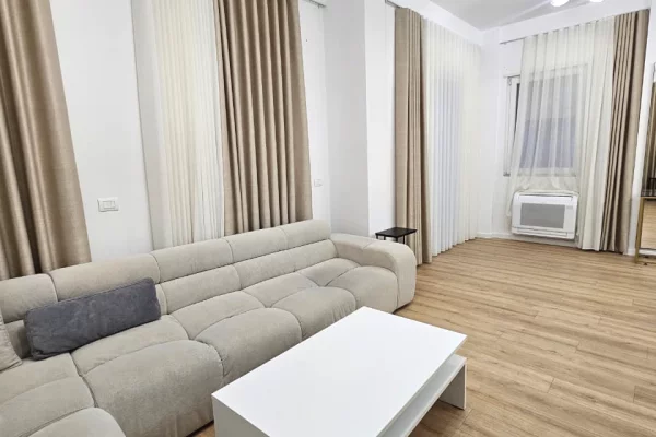 Shtepi me qera Vila Luksoze ne Tirane, 4+1, Mobilimi E mobiluar, Pagesa 2,500  Euro.