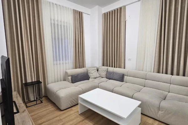 Shtepi me qera 4+1 ne Tirane - 2,500 Euro