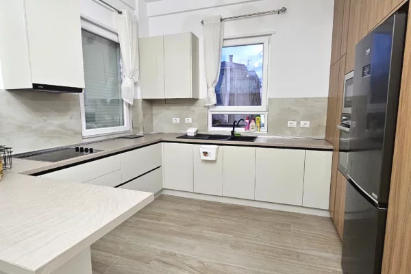 Shtepi me qera Vila Luksoze ne Tirane, 4+1, Mobilimi E mobiluar, Pagesa 2,500  Euro.