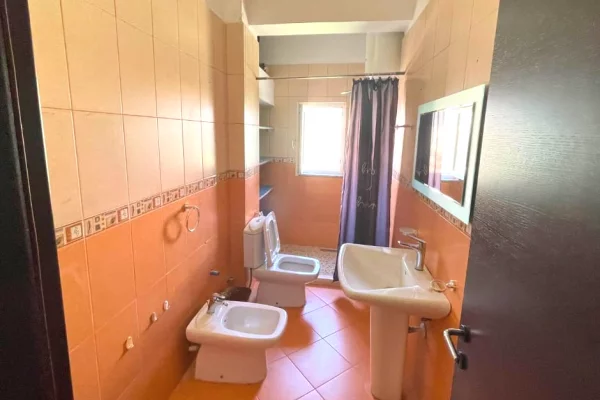 Shtepi me qera Apartament ne Tirane, 2+1, Mobilimi E mobiluar, Pagesa 80,000  Leke.