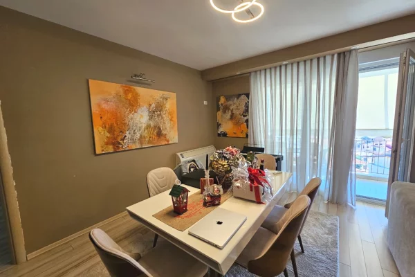 Shtepi ne shitje Apartament ne Tirane, 2+1, Mobilimi E mobiluar, Pagesa 223,000  Euro.