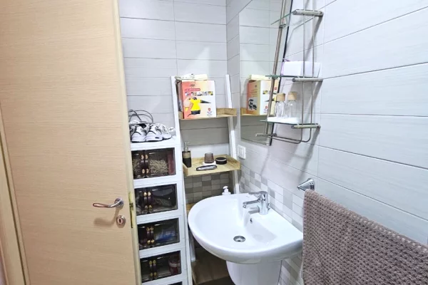 Shtepi ne shitje Apartament ne Tirane, 2+1, Mobilimi E mobiluar, Pagesa 223,000  Euro.