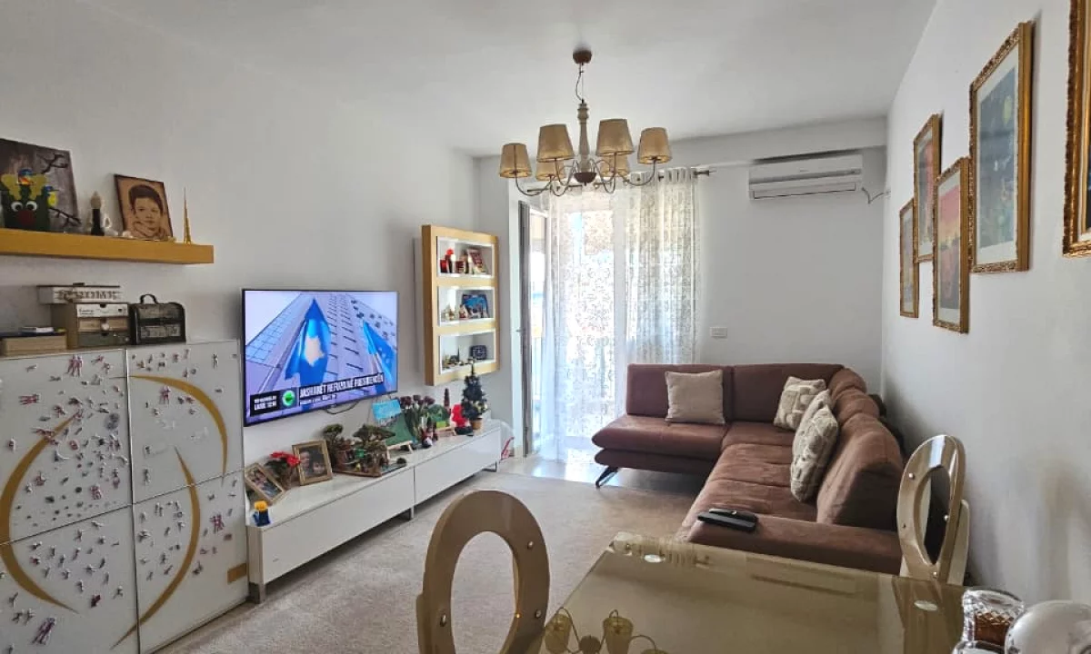 Shtepi ne shitje Apartament ne Tirane, 2+1, Mobilimi E mobiluar, Pagesa 212,000  Euro.