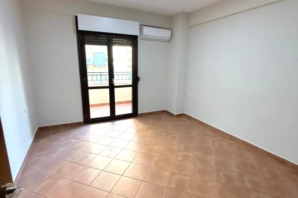 🏢Ambient 3+1 me Qira per Zyra–Afer Rrethit te Komunes!