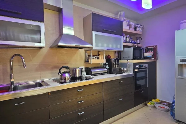 Appartamento in vendita a Tirana 3+1, Arredato