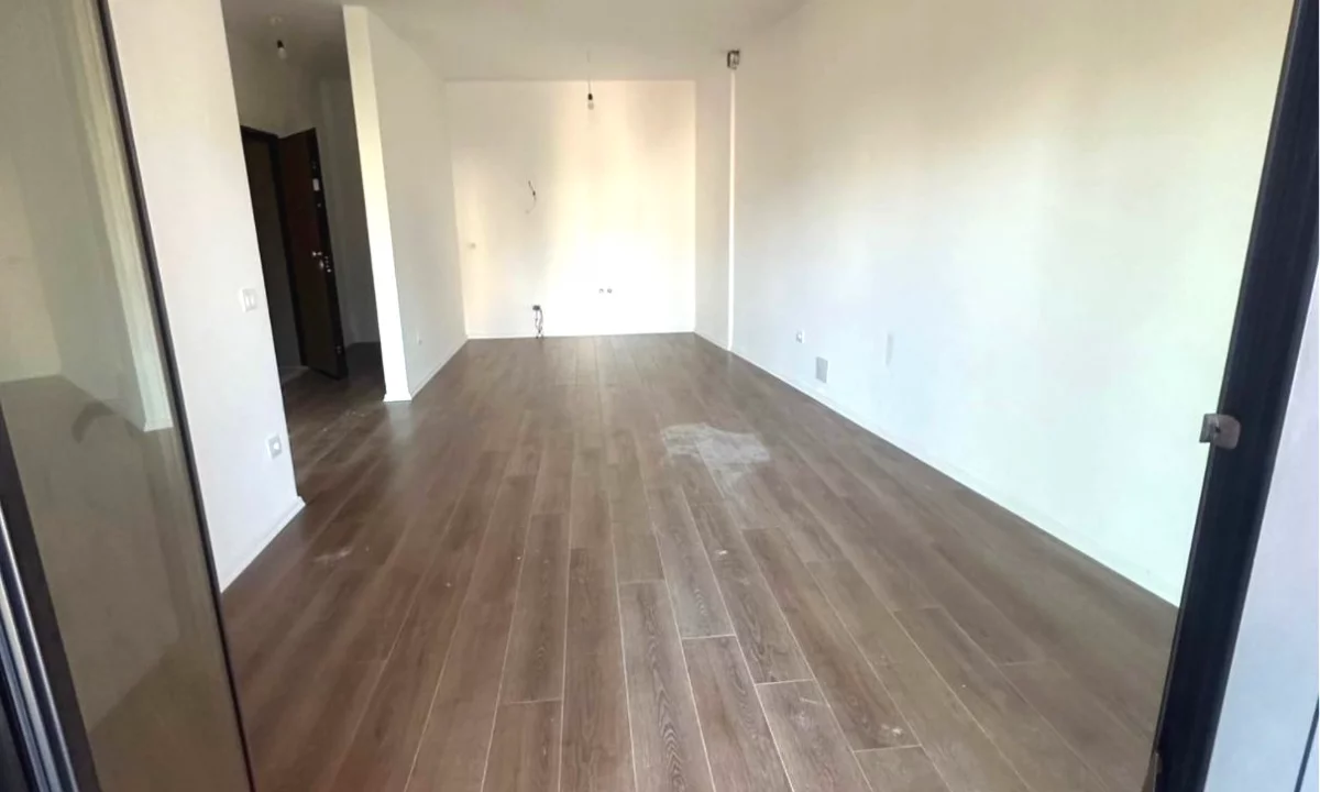 🔥Jepet Ambient me Qira te Galeria Roma, Rruga Kavajes– Ideale per Zyre.