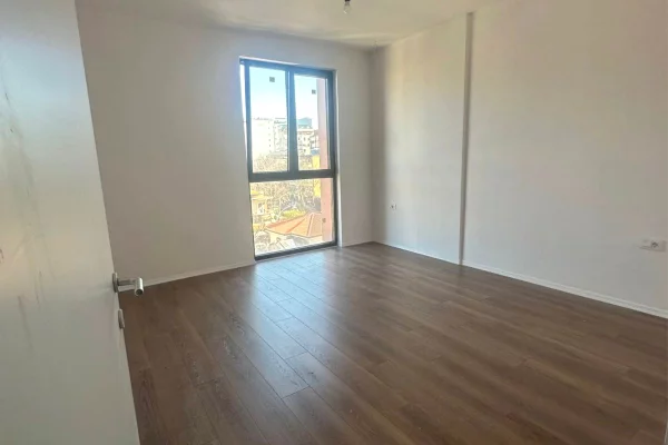 Ambient biznesi me qera 3+1 ne Tirane - 100,000 Leke