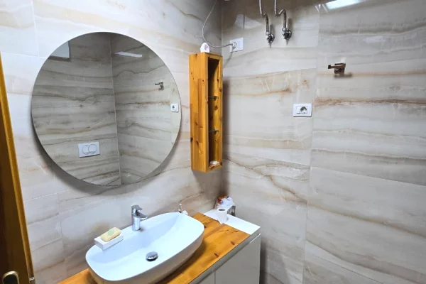 Shtepi me qera Apartament ne Tirane, 2+1, Mobilimi E mobiluar, Pagesa 850  Euro.