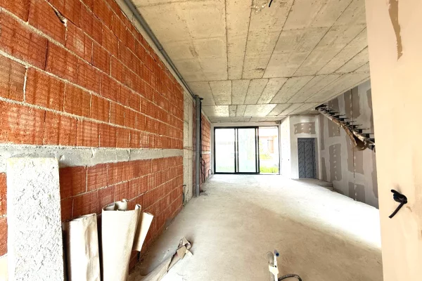 Shtepi ne shitje Vila Luksoze ne Tirane, 3+1, Mobilimi Bosh, pa mobiluar, Pagesa 780,000  Euro.