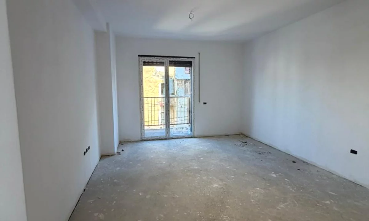 Shtepi ne shitje Apartament ne Tirane, 2+1, Mobilimi Bosh, pa mobiluar, Pagesa 173,000  Euro.