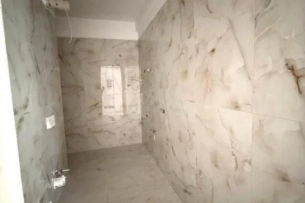 Shtepi ne shitje Apartament ne Tirane, 2+1, Mobilimi Bosh, pa mobiluar, Pagesa 173,000  Euro.