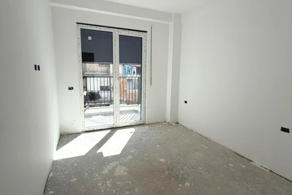 Shtepi ne shitje Apartament ne Tirane, 2+1, Mobilimi Bosh, pa mobiluar, Pagesa 158,700  Euro.