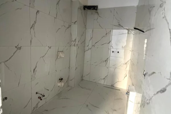 Shtepi ne shitje Apartament ne Tirane, 2+1, Mobilimi Bosh, pa mobiluar, Pagesa 151,050  Euro.