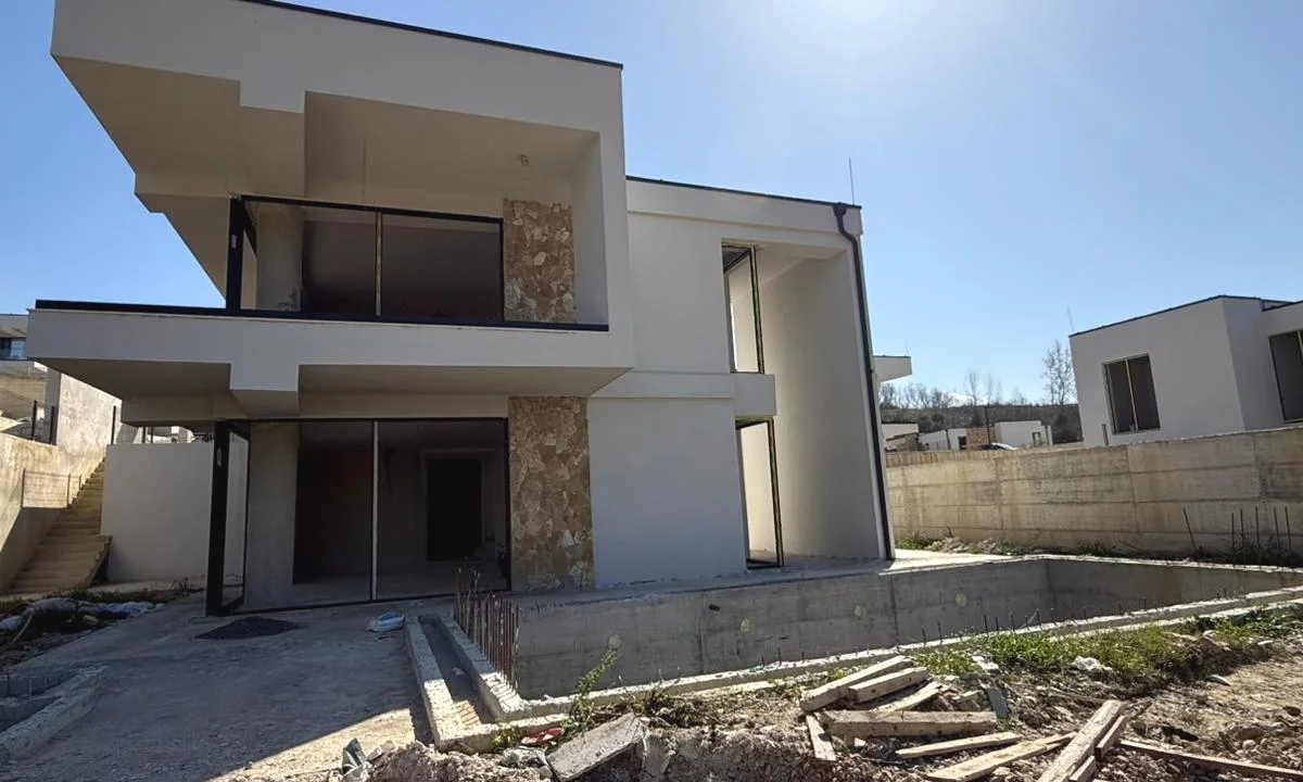 Villa di lusso in vendita a Tirana 4+1, Vuoto