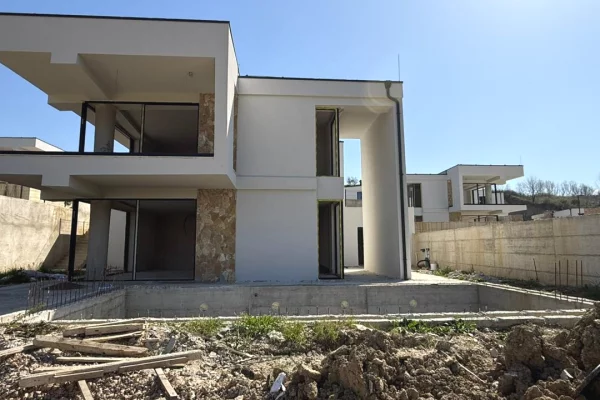 Villa di lusso in vendita a Tirana 4+1, Vuoto