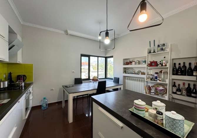 Shtepi me qera Duplex(shtepi me 2 kate) ne Tirane, 2+1, Mobilimi E mobiluar, Pagesa 800  Euro.