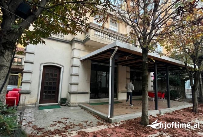 Ambient biznesi me qera 2+1 ne Tirane - 1,300 Euro