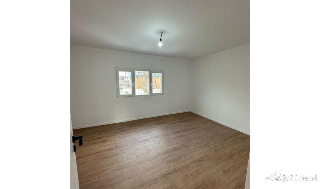 Shtepi ne shitje Apartament ne Tirane, 1+1, Mobilimi Bosh, pa mobiluar, Pagesa 75,000  Euro.