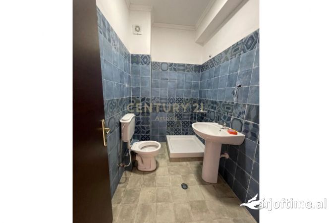 Shtepi ne shitje Apartament ne Tirane, 2+1, Mobilimi Pjeserisht e mobiluar, Pagesa 125,000  Euro.