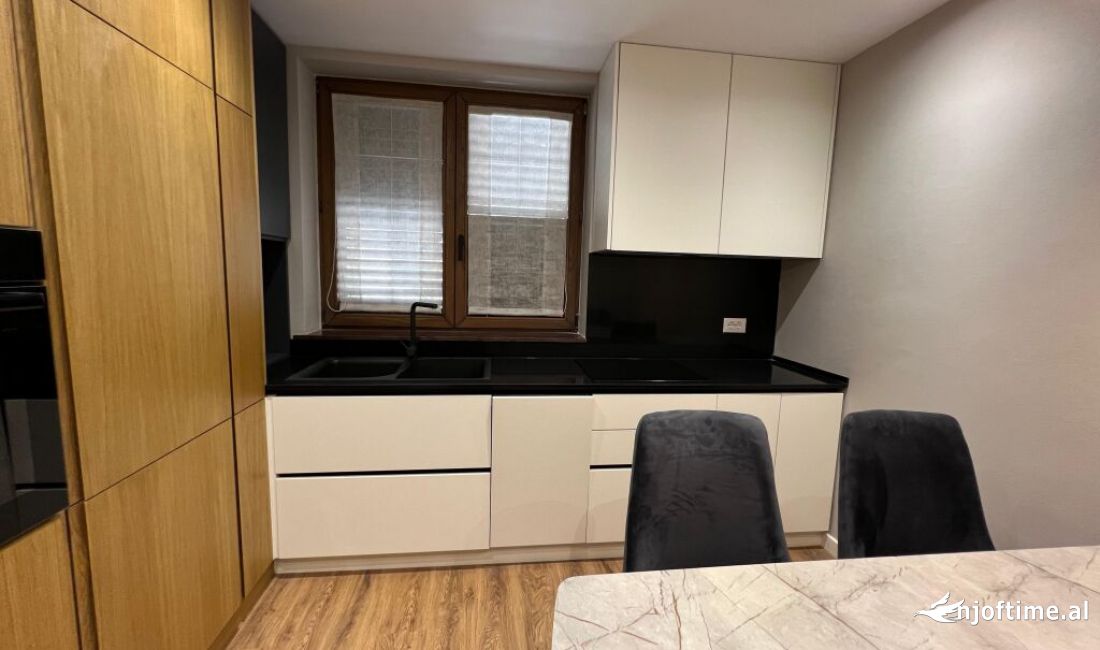 Shtepi ne shitje Apartament ne Tirane, 2+1, Mobilimi E mobiluar, Pagesa 250,000  Euro.