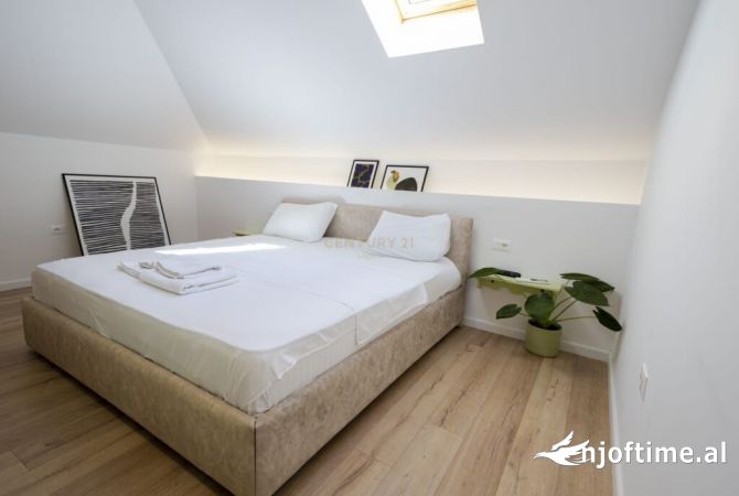 Shtepi ne shitje Penthose(kati i fundit panoramik) ne Tirane, 3+1, Mobilimi E mobiluar, Pagesa 200,000  Euro.