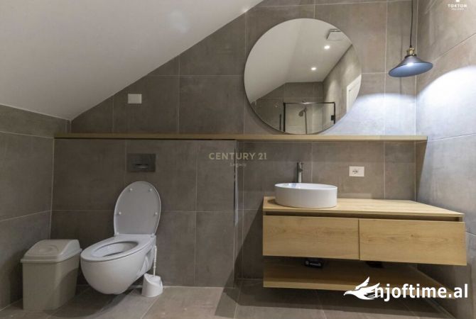 Shtepi ne shitje Penthose(kati i fundit panoramik) ne Tirane, 3+1, Mobilimi E mobiluar, Pagesa 200,000  Euro.