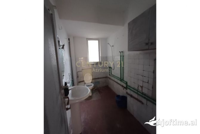 Shtepi ne shitje Apartament ne Tirane, 2+1, Mobilimi Bosh, pa mobiluar, Pagesa 135,000  Euro.