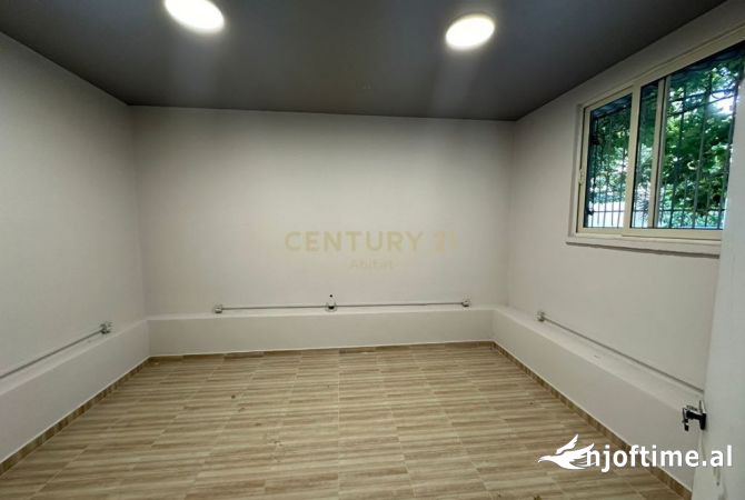 Shtepi ne shitje Apartament ne Tirane, 1+1, Mobilimi Bosh, pa mobiluar, Pagesa 110,000  Euro.