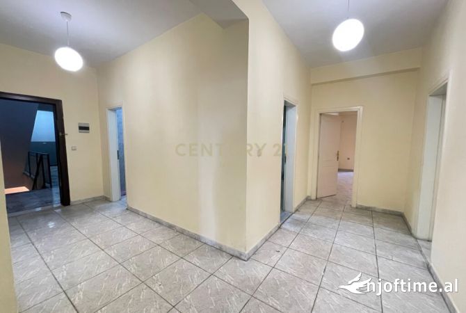 Shtepi ne shitje Apartament ne Tirane, 2+1, Mobilimi Bosh, pa mobiluar, Pagesa 260,000  Euro.