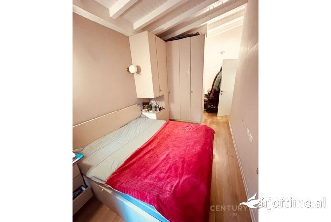 Shtepi ne shitje Apartament ne Tirane, 2+1, Mobilimi E mobiluar, Pagesa 180,000  Euro.