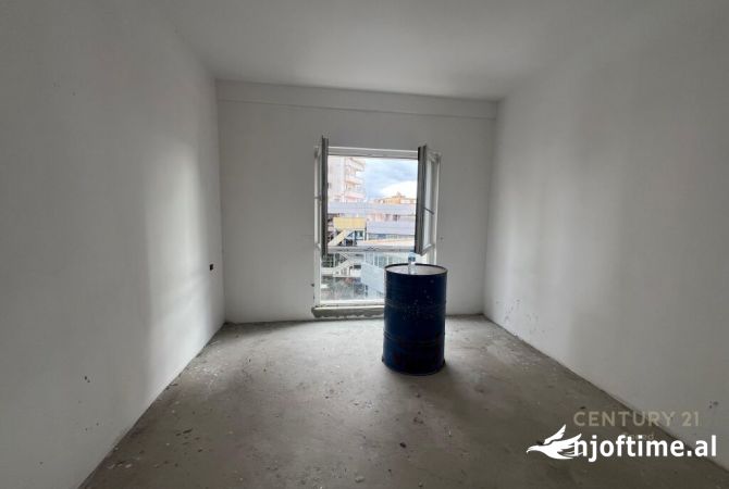 Shtepi ne shitje Apartament ne Tirane, 2+1, Mobilimi Bosh, pa mobiluar, Pagesa 237,000  Euro.