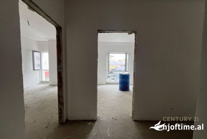 Shtepi ne shitje Apartament ne Tirane, 2+1, Mobilimi Bosh, pa mobiluar, Pagesa 237,000  Euro.