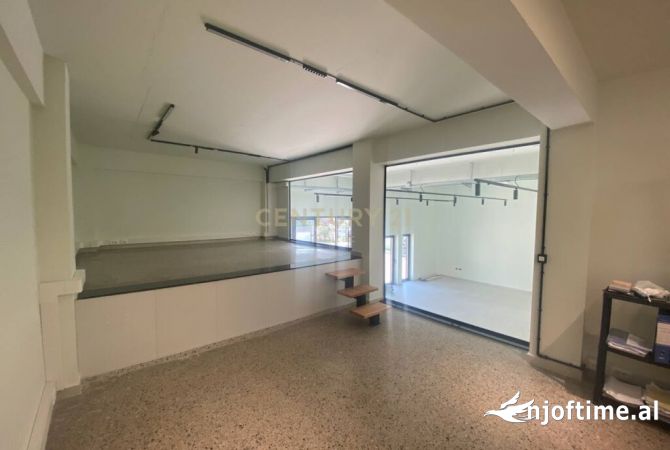 JEPET ME QIRA GODINE MULTIFUNKSIONALE TE CASA ITALIA 17,000 Euro /Muaj