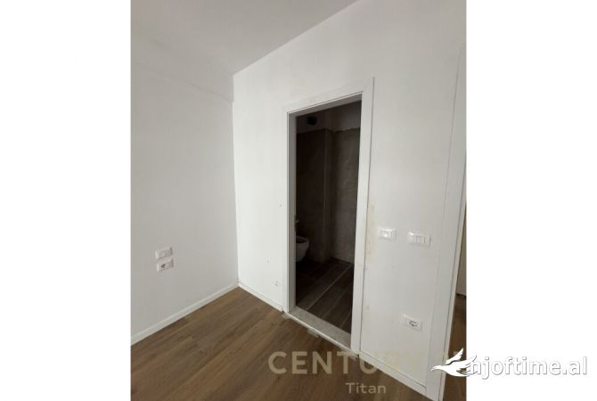 Shtepi ne shitje Apartament ne Tirane, 2+1, Mobilimi Bosh, pa mobiluar, Pagesa 170,000  Euro.
