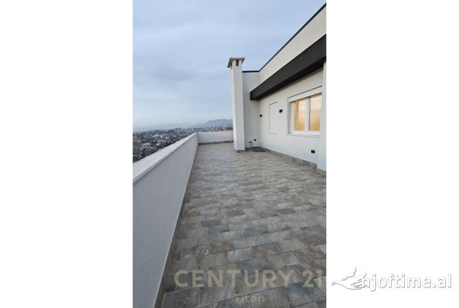 Shtepi ne shitje Penthose(kati i fundit panoramik) ne Tirane, 3+1, Mobilimi Bosh, pa mobiluar, Pagesa 390,000  Euro.