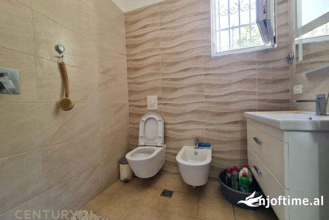 Shtepi me qera Shtepi Private ne Tirane, 3+1, Mobilimi E mobiluar, Pagesa 700  Euro.