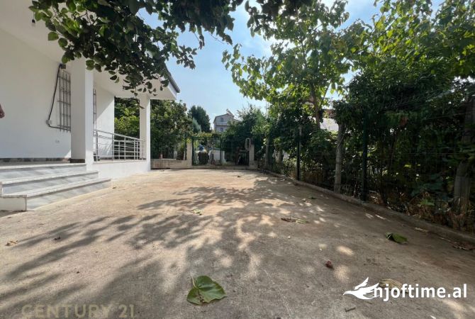 Shtepi me qera Shtepi Private ne Tirane, 3+1, Mobilimi E mobiluar, Pagesa 700  Euro.