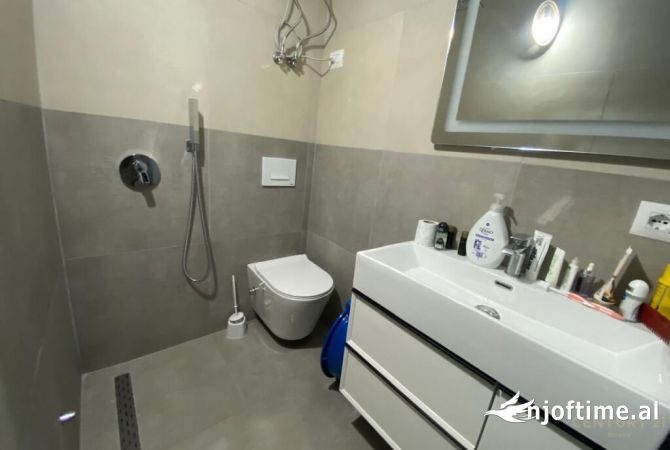 Shtepi ne shitje Apartament ne Tirane, Garsoniere, Mobilimi E mobiluar, Pagesa 110,000  Euro.