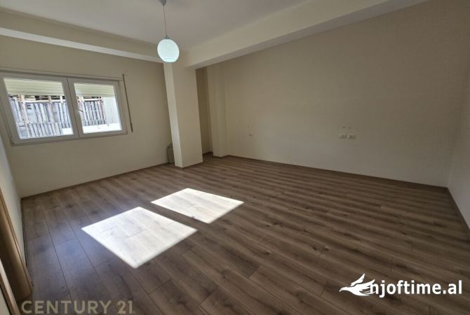Shtepi ne shitje Apartament ne Tirane, 3+1, Mobilimi Bosh, pa mobiluar, Pagesa 289,000  Euro.