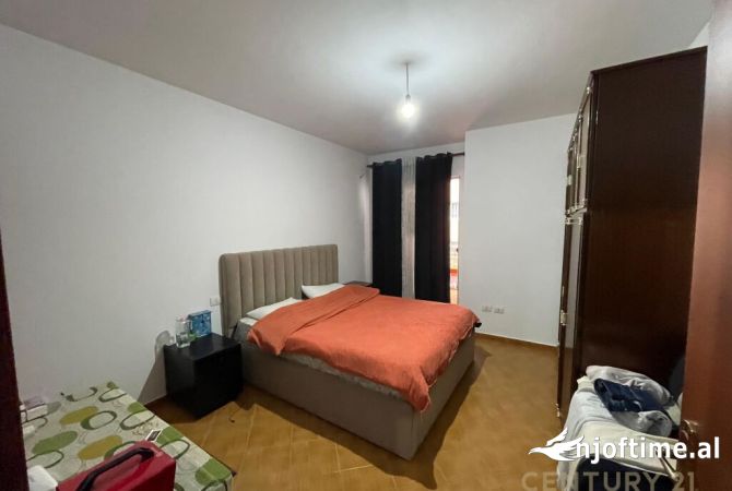 Shtepi ne shitje Apartament ne Tirane, 3+1, Mobilimi E mobiluar, Pagesa 165,000  Euro.