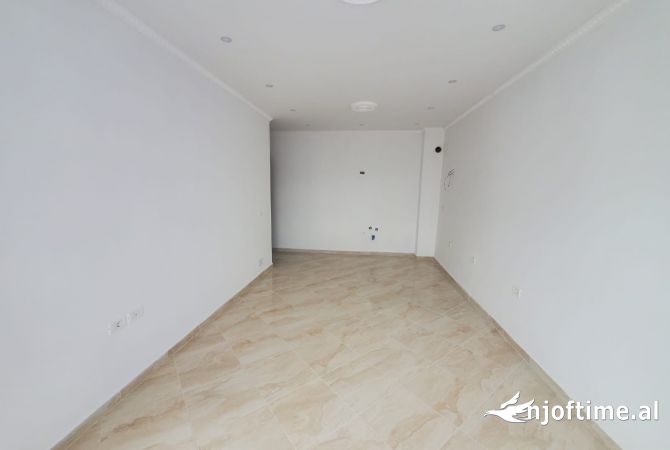 Shtepi ne shitje Apartament ne Tirane, 1+1, Mobilimi Bosh, pa mobiluar, Pagesa 82,000  Euro.
