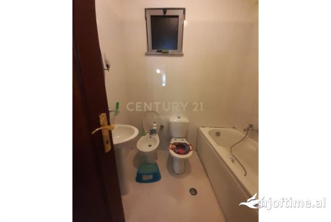 Shtepi ne shitje Apartament ne Tirane, 2+1, Mobilimi E mobiluar, Pagesa 124,000  Euro.