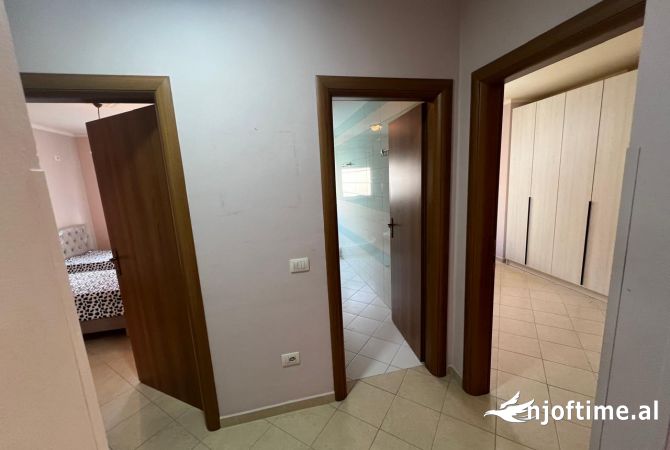 Shtepi ne shitje Apartament ne Tirane, 2+1, Mobilimi E mobiluar, Pagesa 128,000  Euro.