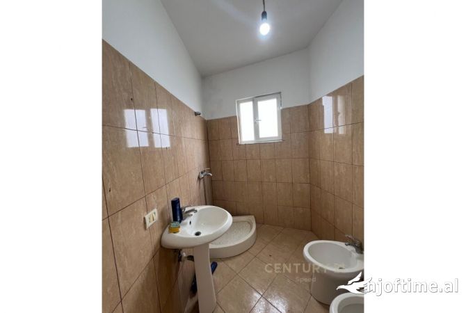 Shtepi ne shitje Apartament ne Tirane, 1+1, Mobilimi Bosh, pa mobiluar, Pagesa 85,000  Euro.