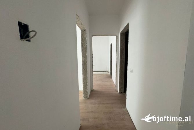 Shtepi ne shitje Apartament ne Tirane, 2+1, Mobilimi Bosh, pa mobiluar, Pagesa 114,000  Euro.