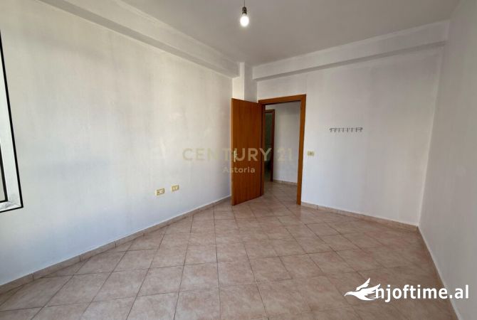 Shtepi ne shitje Apartament ne Tirane, 2+1, Mobilimi Bosh, pa mobiluar, Pagesa 108,000  Euro.