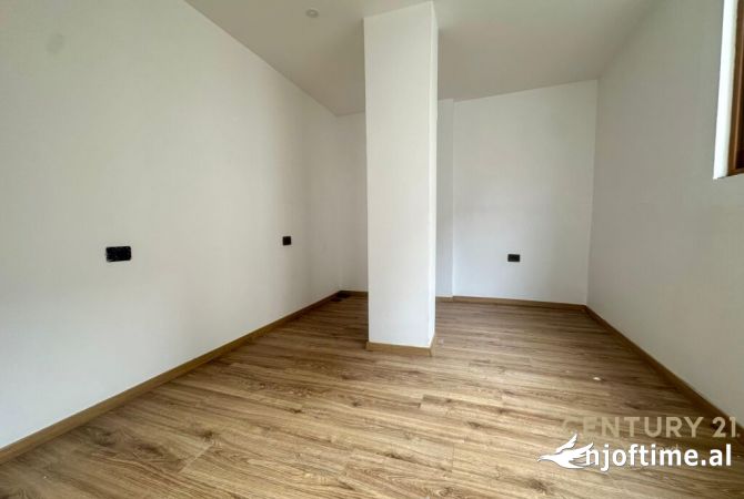 Shtepi ne shitje Apartament ne Tirane, 3+1, Mobilimi Bosh, pa mobiluar, Pagesa 250,000  Euro.
