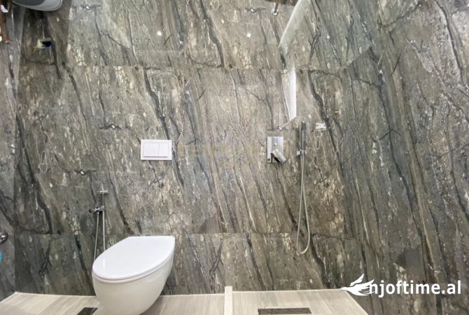 Shtepi ne shitje Apartament ne Tirane, 2+1, Mobilimi E mobiluar, Pagesa 185,000  Euro.